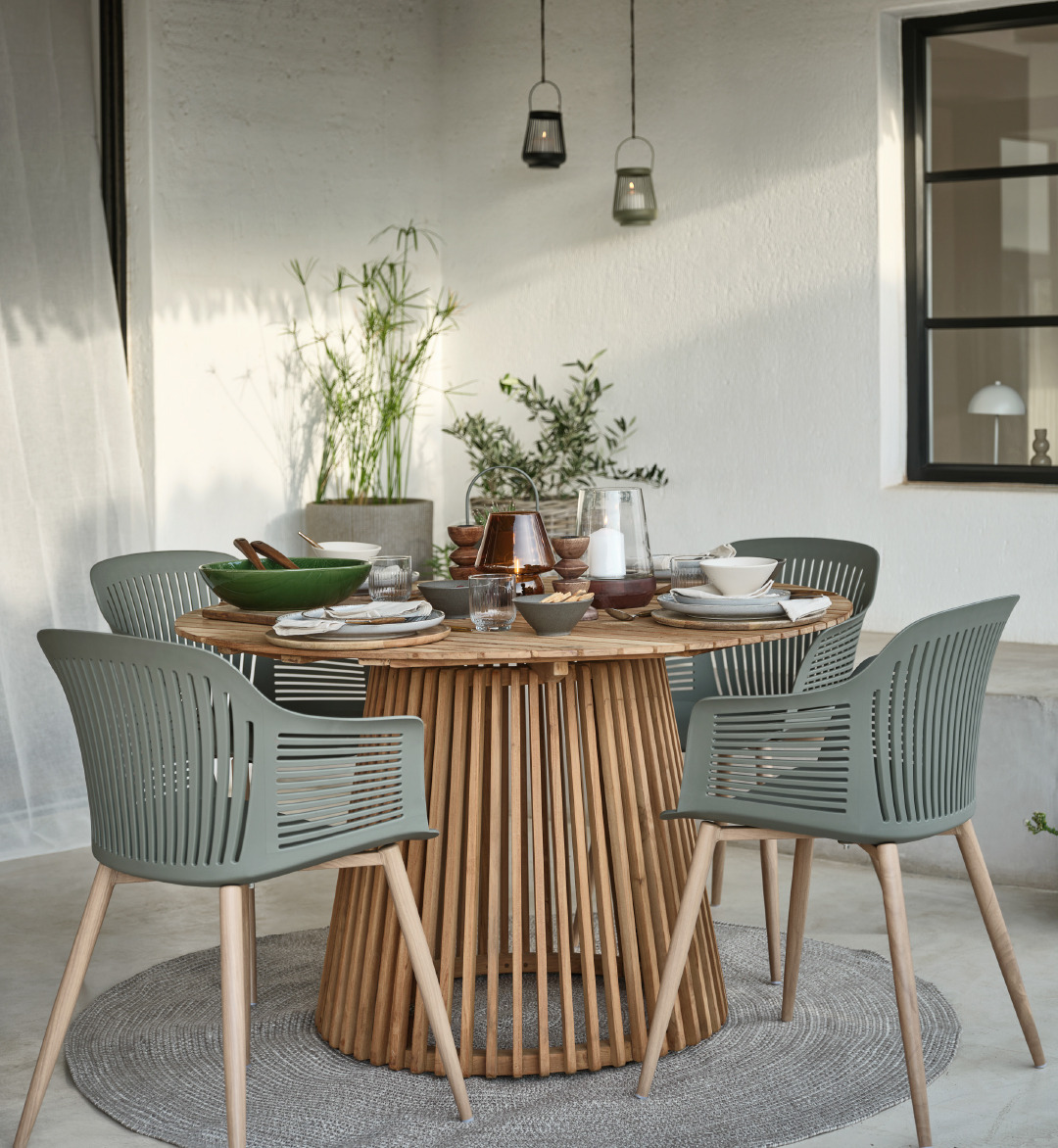 Στρογγυλό τραπέζι κήπου και καρέκλες κήπου