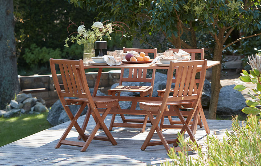 Ξύλινο τραπέζι κήπου και καρέκλες κήπου από μασίφ ευκάλυπτο σε αίθριο