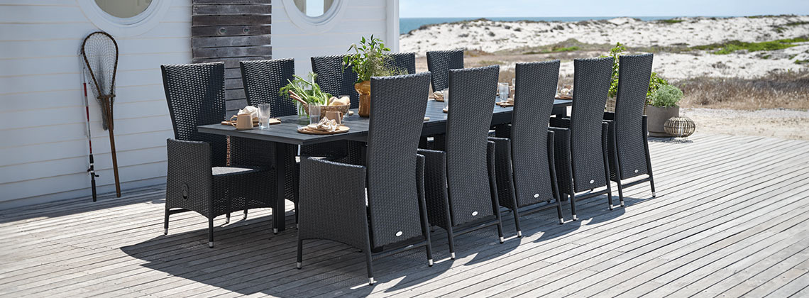 Μεγάλο τραπέζι κήπου και καρέκλες για 10 ή 12 άτομα σε αίθριο δίπλα στην παραλία