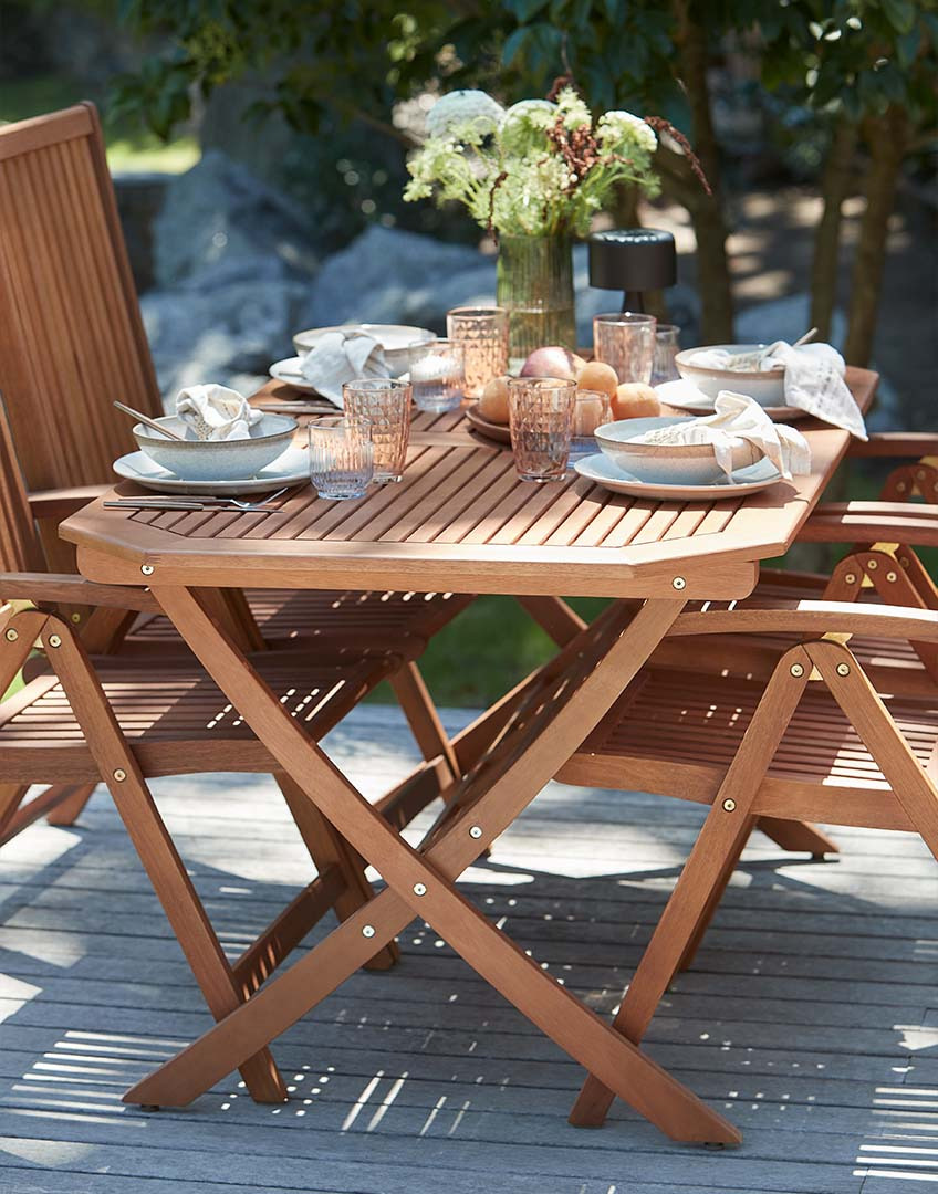 Τραπέζι κήπου και καρέκλες κήπου από μασίφ ευκάλυπτο σε αίθριο