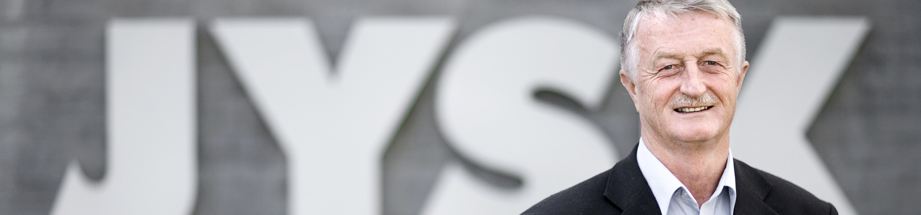 Ο Lars Larsen, ιδρυτής της JYSK, μπροστά από τα κεντρικά γραφεία της JYSK