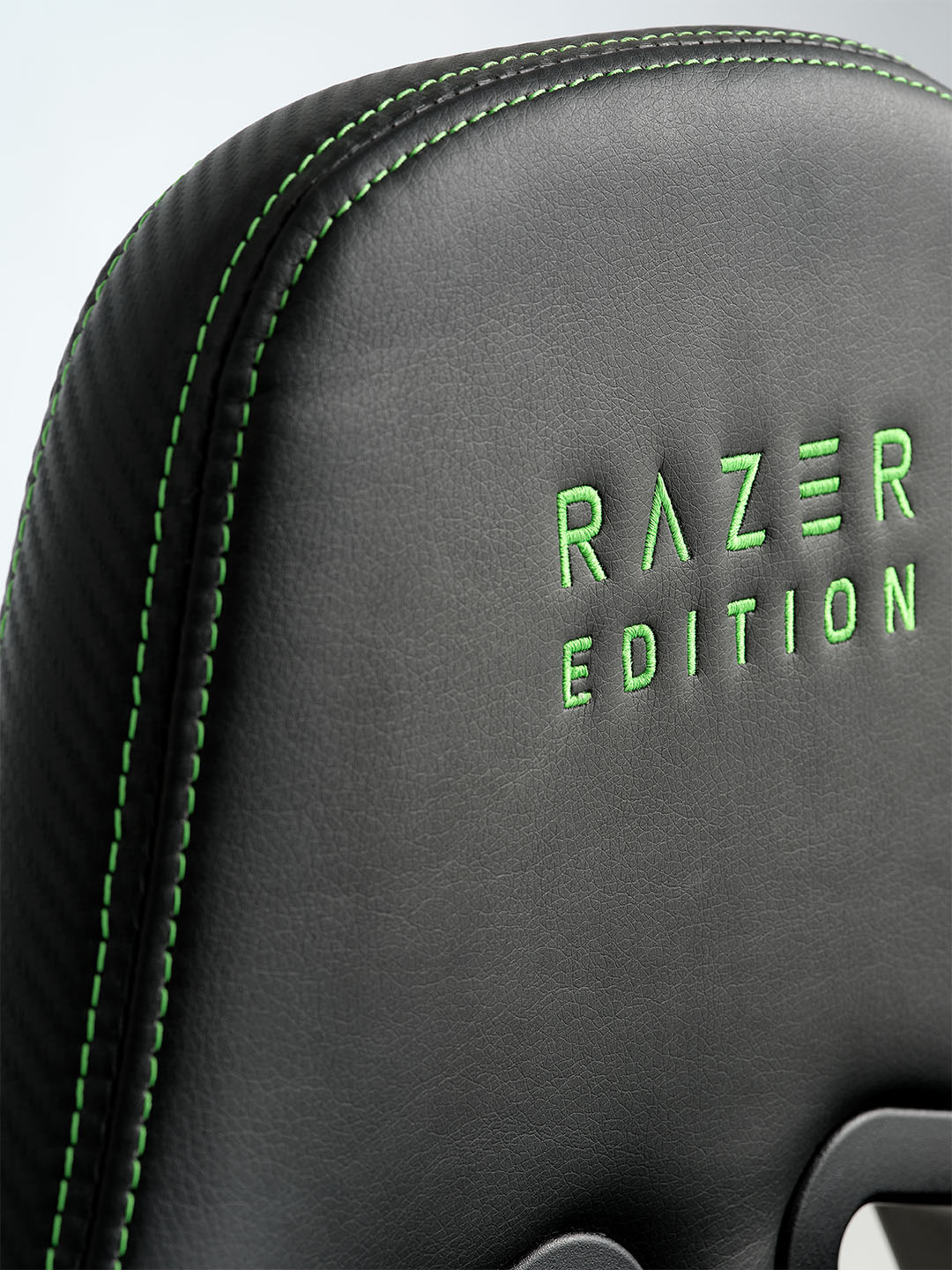 Η πλάτη της καρέκλας gaming TYPE Z RAZER ed.™ LEGEND Χαρακτηριστικές ραφές σε πλάτη gaming καρέκλας