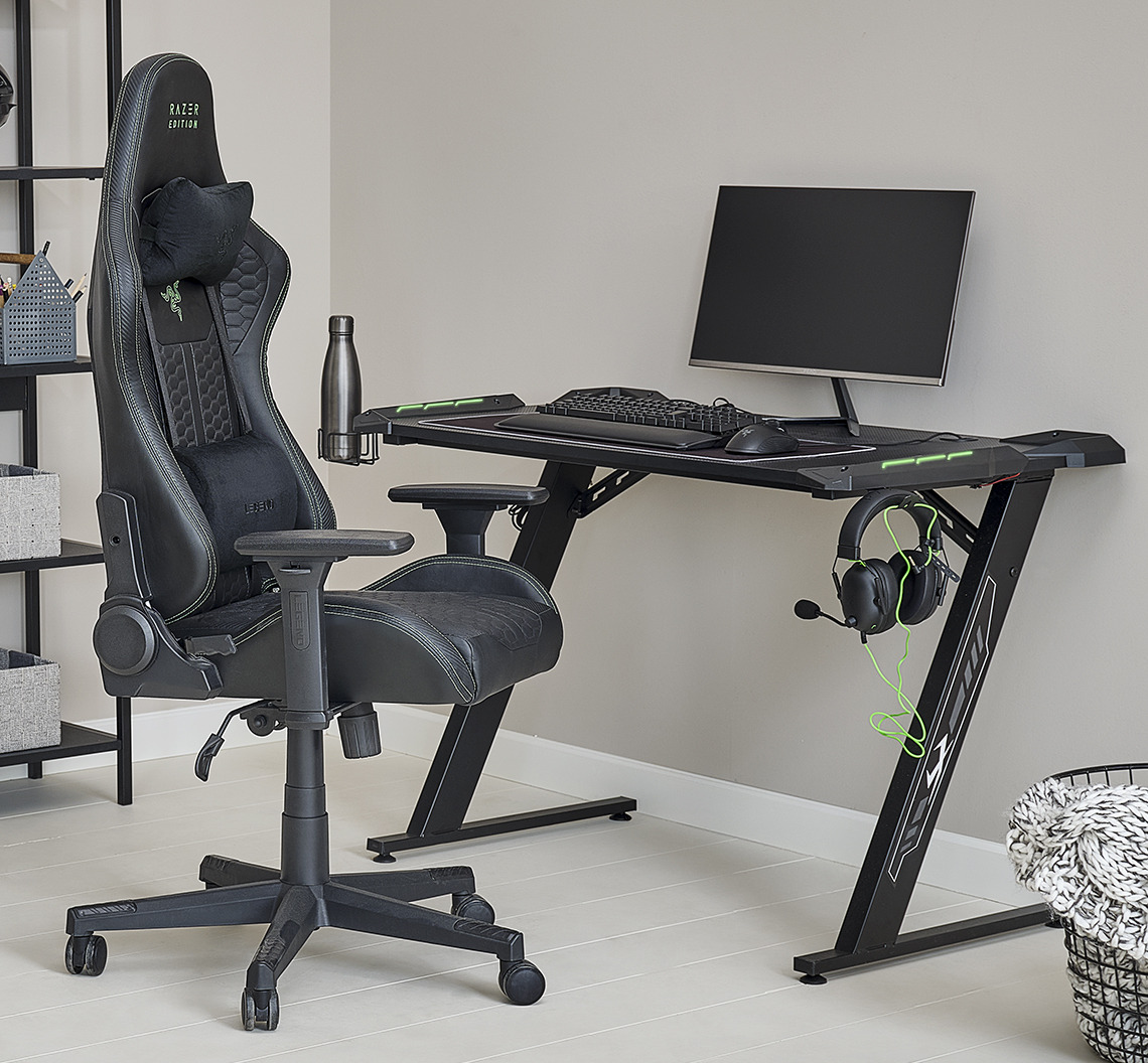 Ένα γραφείο gaming με φωτισμό LED και θήκη για ποτήρι