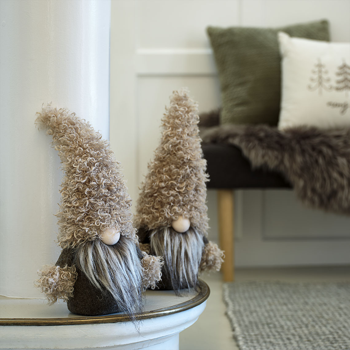 Το χριστουγεννιάτικο ξωτικό LARVIKIT σε απαλές αποχρώσεις του πράσινου και του καφέ Μικρά διακοσμητικά χριστουγεννιάτικα ξωτικά σε αποχρώσεις του πράσινου και του καφέ σε καθιστικό