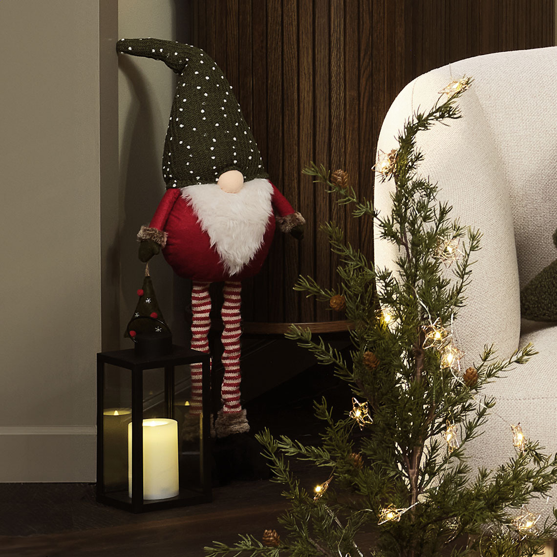 Τα πόδια του χριστουγεννιάτικου ξωτικού KULDE μπορούν να τροποποιηθούν στο μήκος Ψηλό χριστουγεννιάτικο ξωτικό με πόδια με ρυθμιζόμενο ύψος