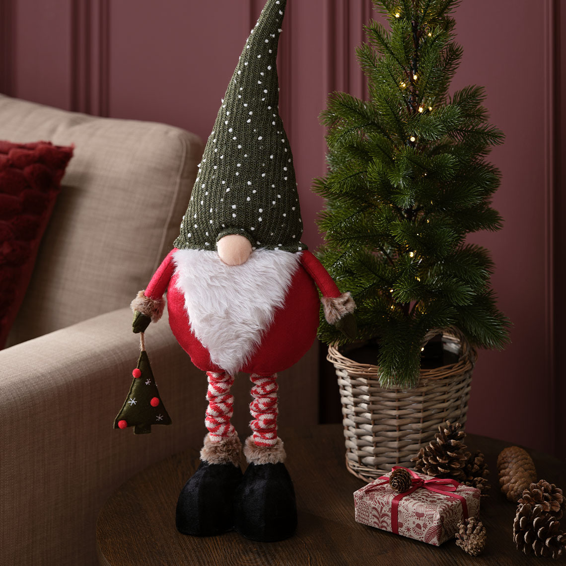 Το χριστουγεννιάτικο ξωτικό KULDE με τη γλυκιά στρογγυλή μύτη και τη λευκή γενειάδα Σκανδιναβικό χριστουγεννιάτικο ξωτικό με στρογγυλή μύτη, λευκή γενειάδα και πράσινο καπέλο