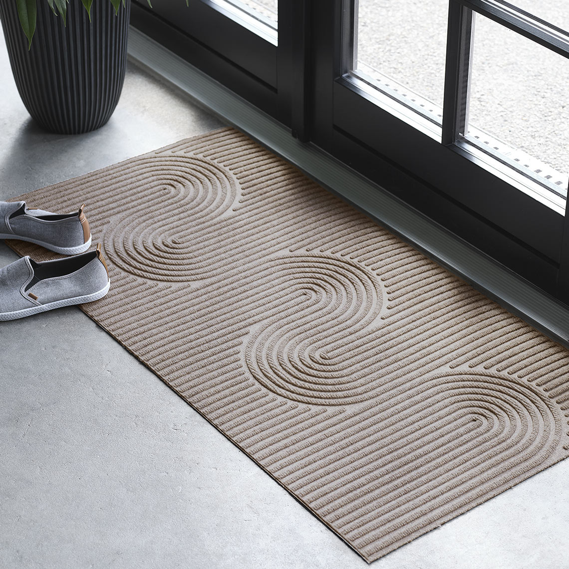 Το πατάκι εισόδου SKOGFAKS  Ορθογώνιο πατάκι εισόδου μπροστά από μπαλκονόπορτα