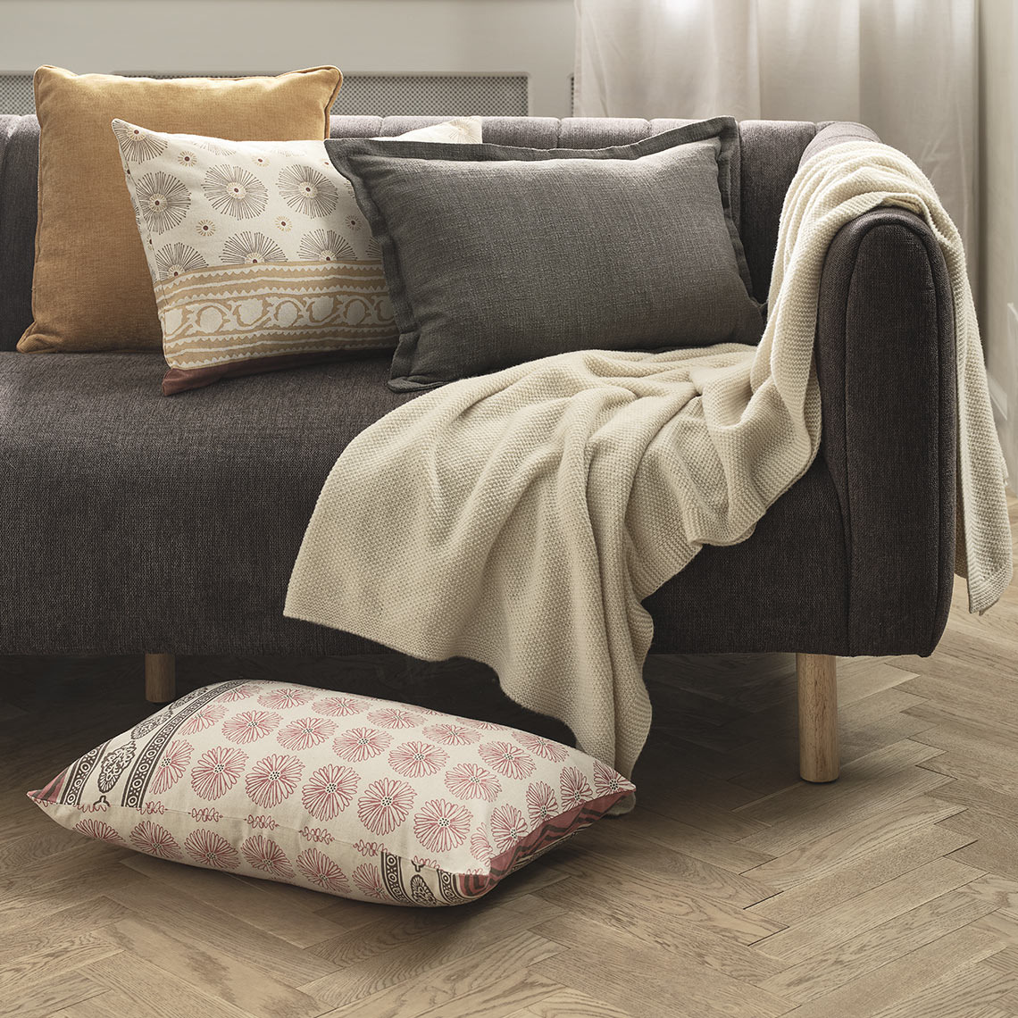 Τα διακοσμητικά μαξιλάρια με σχέδιο KATTEFOT και το ριχτάρι HUMLE Διακοσμητικά μαξιλάρια και ριχτάρι σε καναπέ