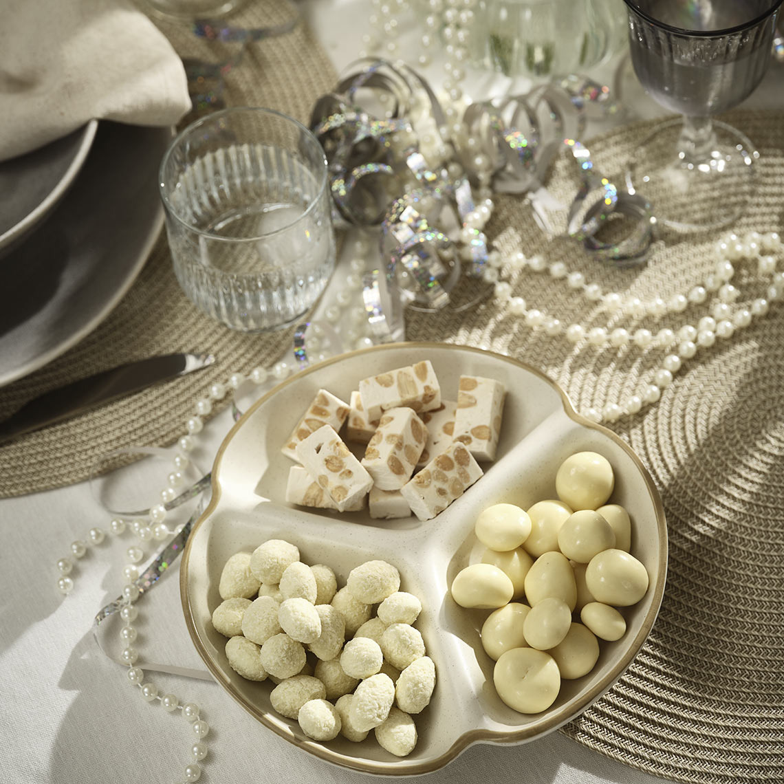 Λευκό μπολ για σνακ με διαφορετικά τμήματα