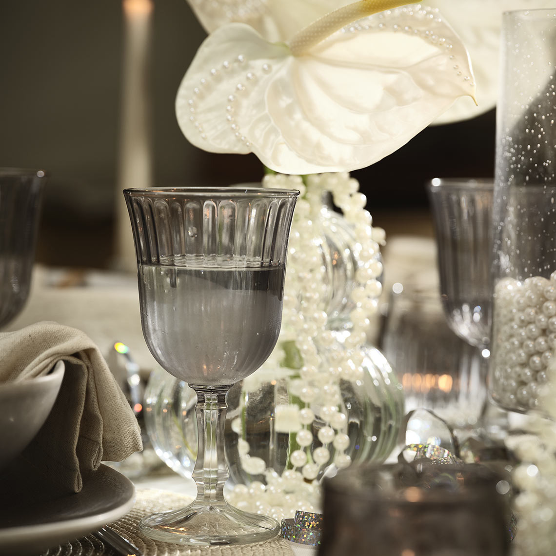 Ποτήρι κρασιού σε εορταστικά διακοσμημένο τραπέζι