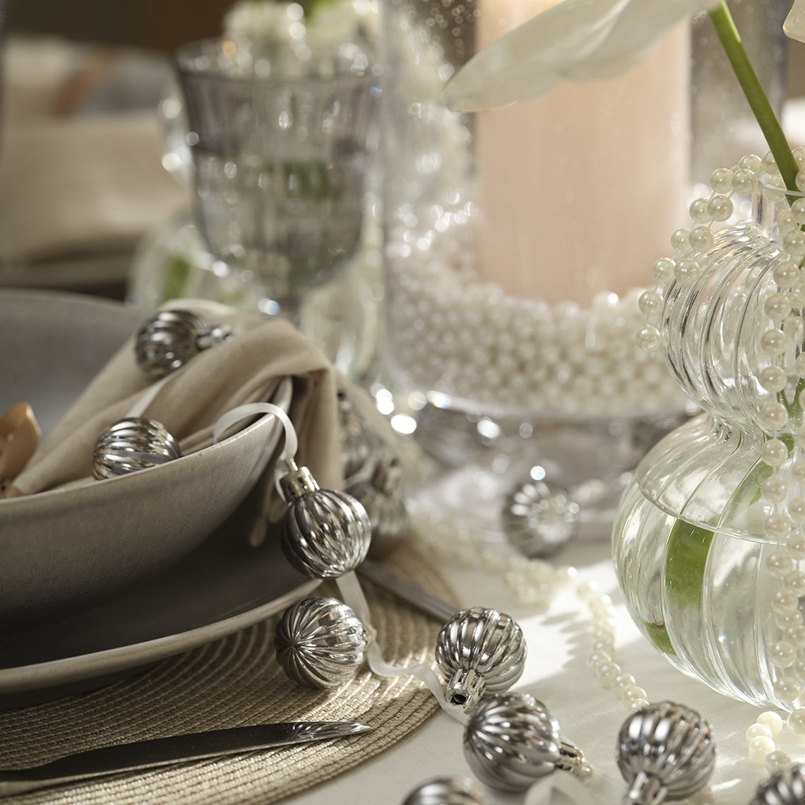 Χριστουγεννιάτικες μπάλες σε γιρλάντα ως διακόσμηση τραπεζιού