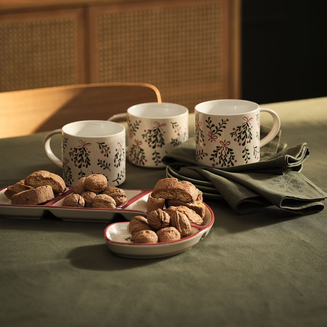 Οι χριστουγεννιάτικες κούπες και το μπολ LIN και η πετσέτα φαγητού STJERNESTEN Χριστουγεννιάτικες κούπες, μπολ και χριστουγεννιάτικες πετσέτες φαγητού σε τραπέζι