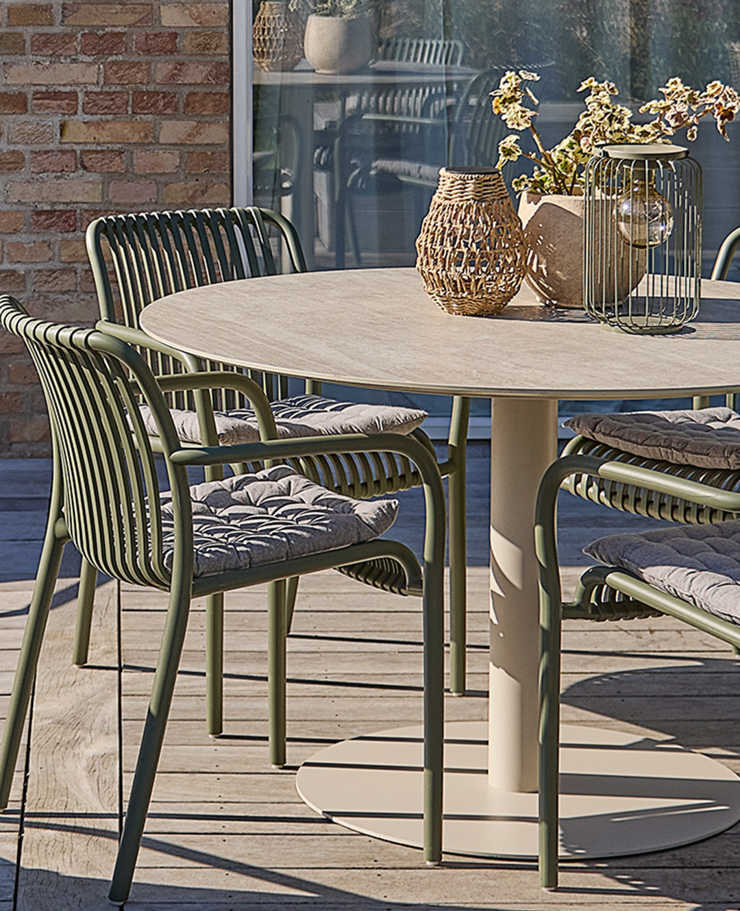 Στρογγυλό τραπέζι κήπου σε φυσικό χρώμα και μεταλλικές καρέκλες κήπου σε λαδί χρώμα