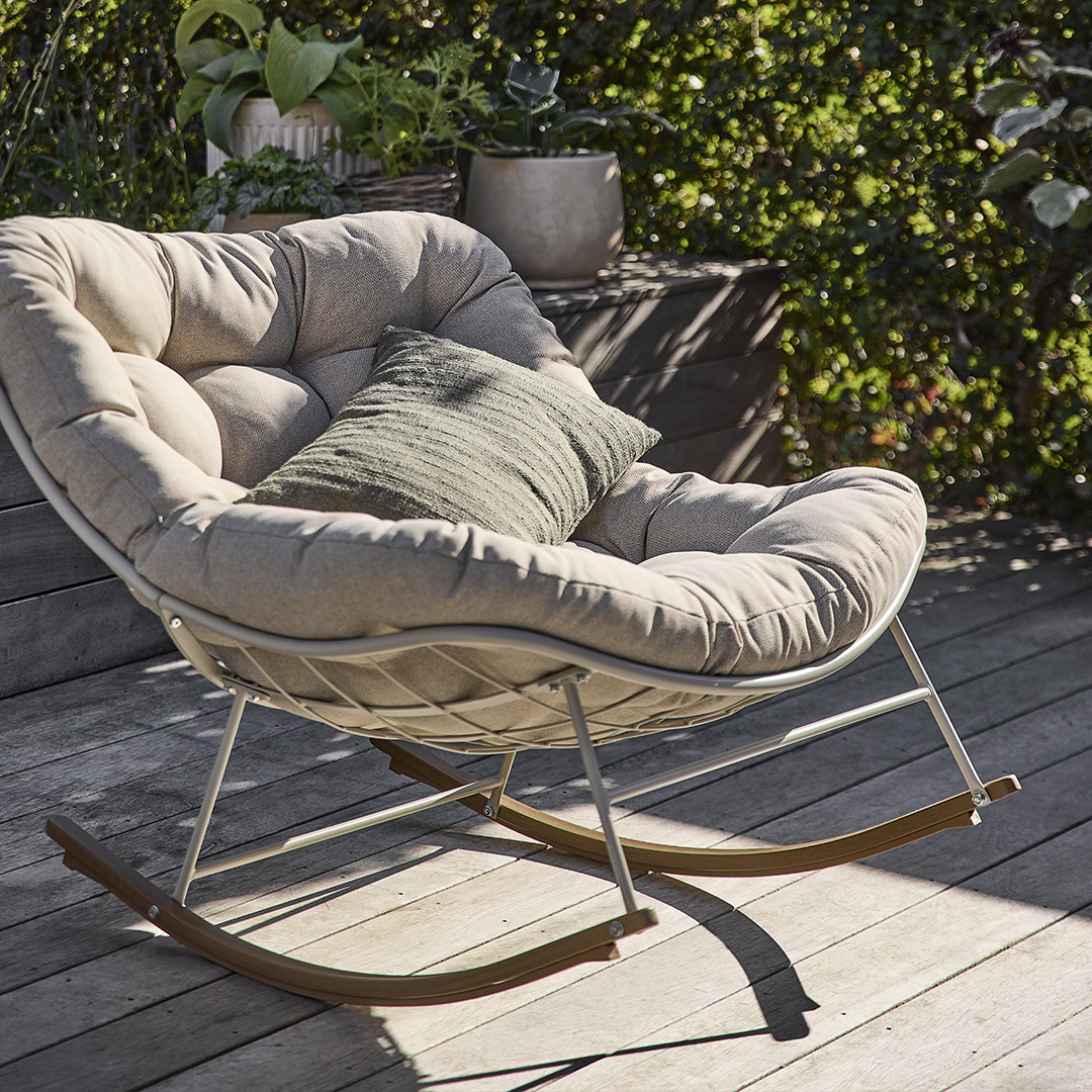 Κουνιστή πολυθρόνα κήπου σε μπεζ χρώμα με μαξιλάρι