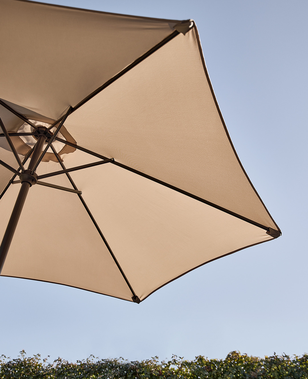 Ομπρέλα ηλίου υπαίθρου σε μπεζ χρώμα