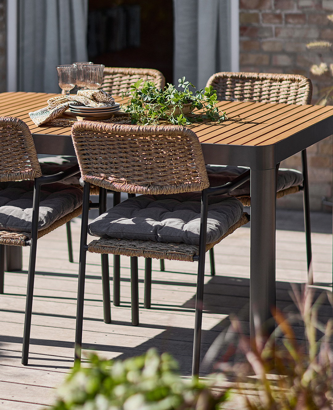 Τραπέζι κήπου από σκληρό ξύλο και μέταλλο