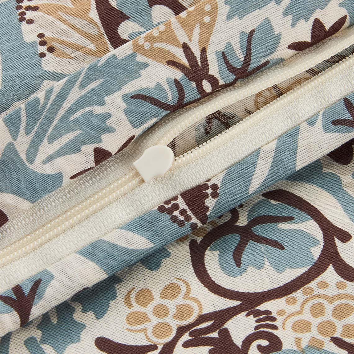 Το σετ παπλωματοθήκης LOVIS Σετ παπλωματοθήκης εμπνευσμένο από την art-deco, σε παστέλ μπλε και καφέ αποχρώσεις