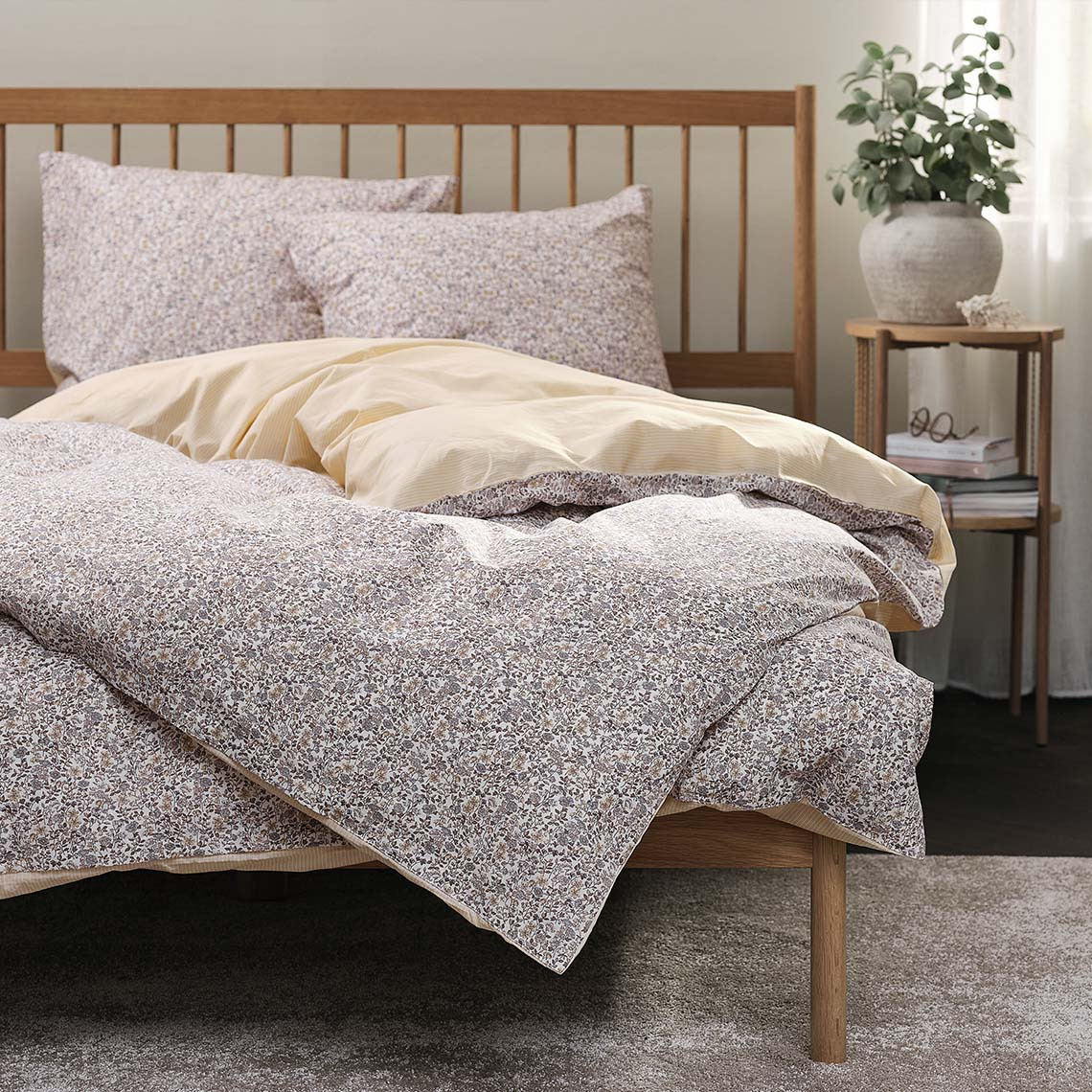 Το σετ παπλωματοθήκης NIKOLINE Σετ παπλωματοθήκης με φλοράλ σχέδιο σε απαλό μωβ και κίτρινο χρώμα