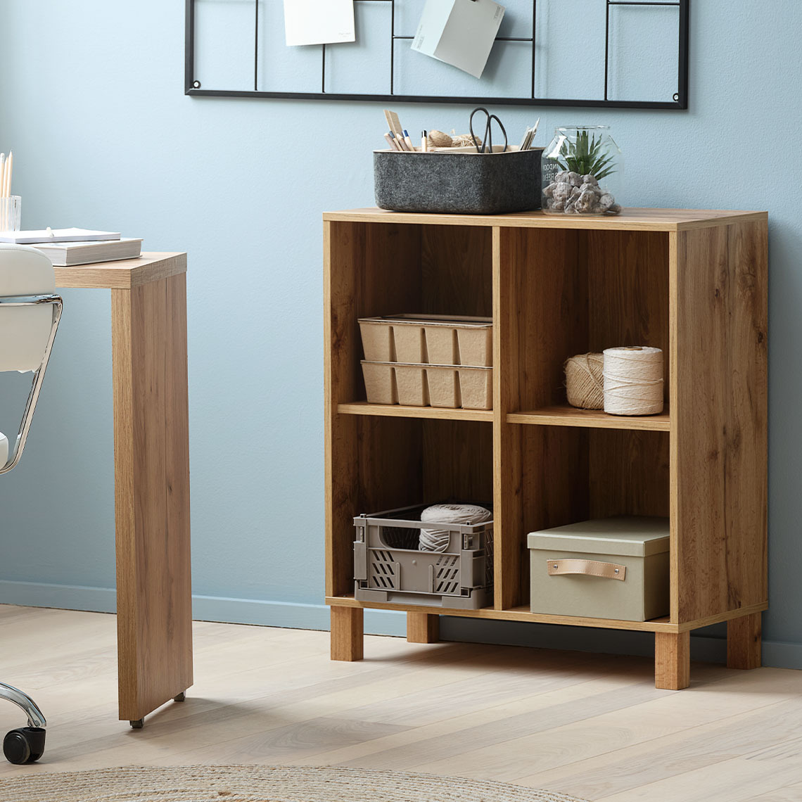 Επιτοίχια μονάδα αποθήκευσης με 4 τμήματα, τοποθετημένη στο πάτωμα με ασσορτί πόδια