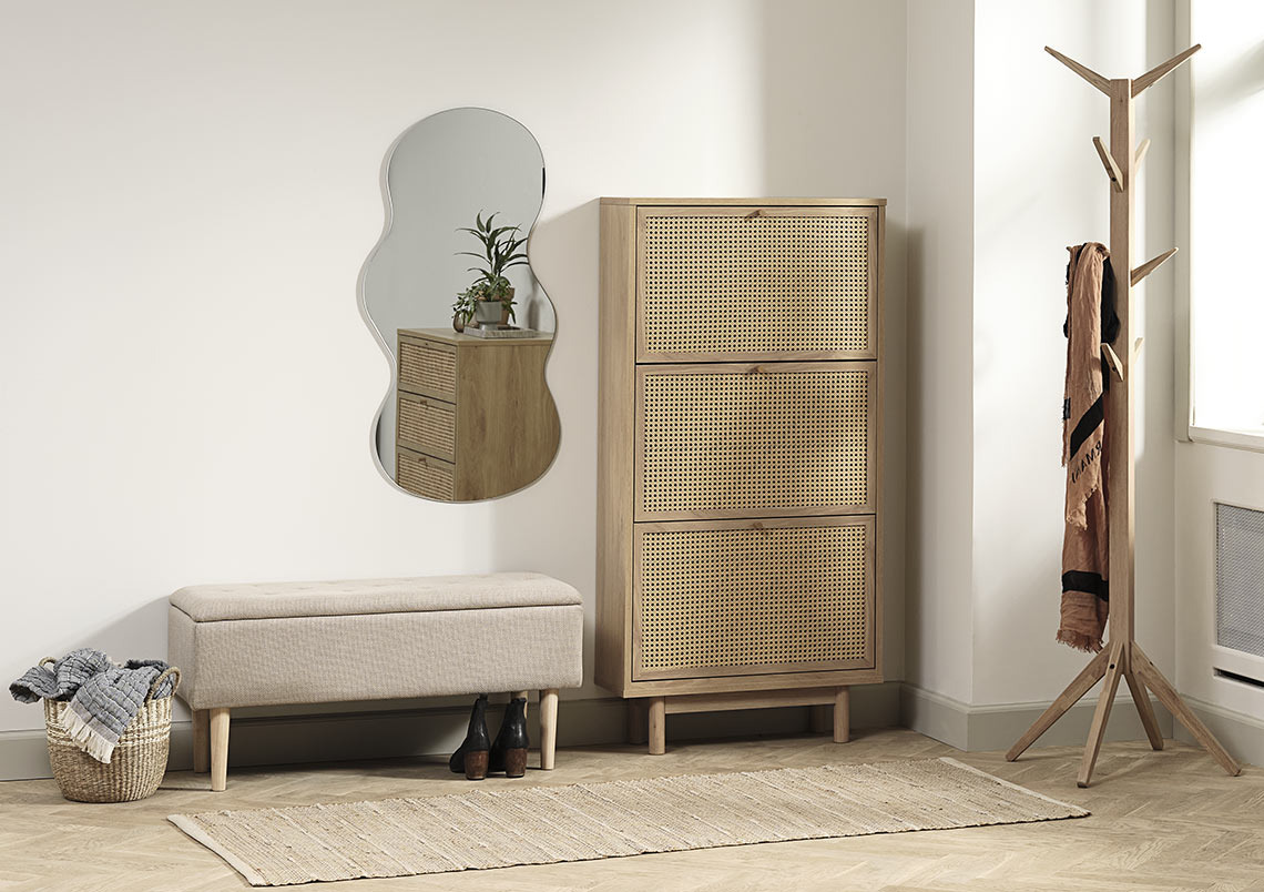 Χωλ με πάγκο εισόδου και μια παπουτσοθήκη 