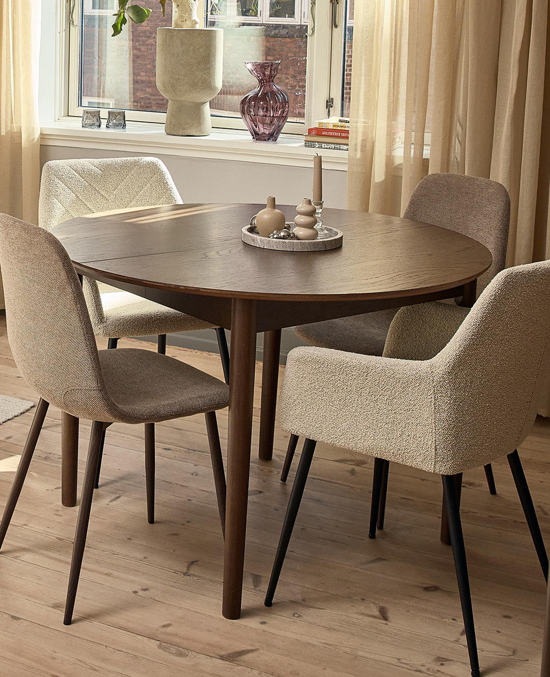 Στρογγυλό τραπέζι και καρέκλες τραπεζαρίας