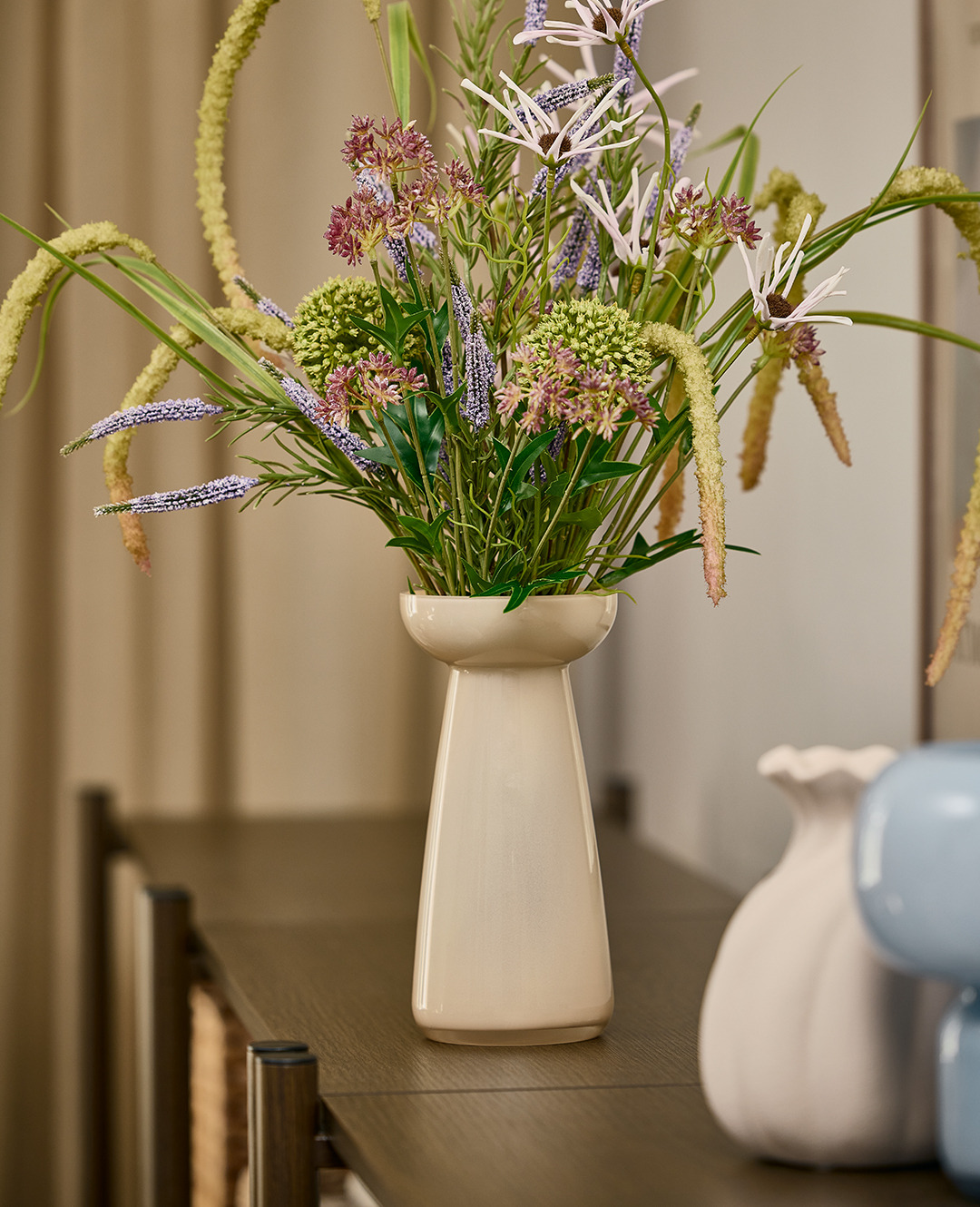 Μπουκέτο τεχνητών λουλουδιών σε βάζο