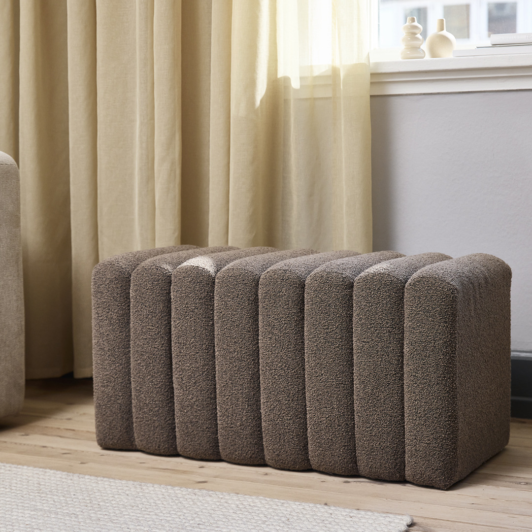 Παγκάκι εισόδου με επένδυση υφάσματος σε χρώμα της άμμου