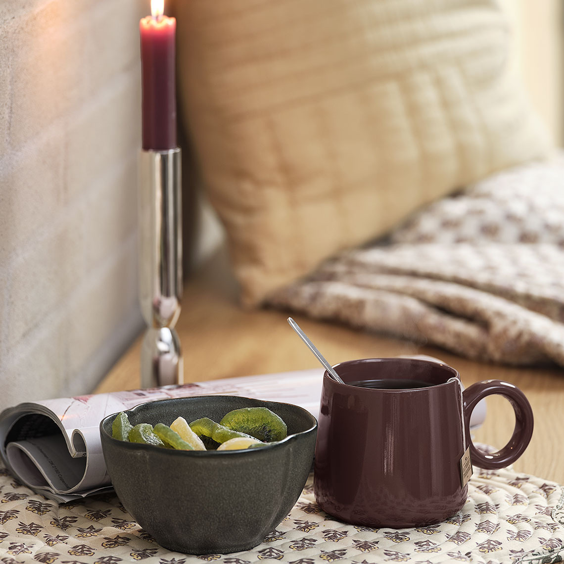 Μπολ και κούπα σε ένα σουπλά 