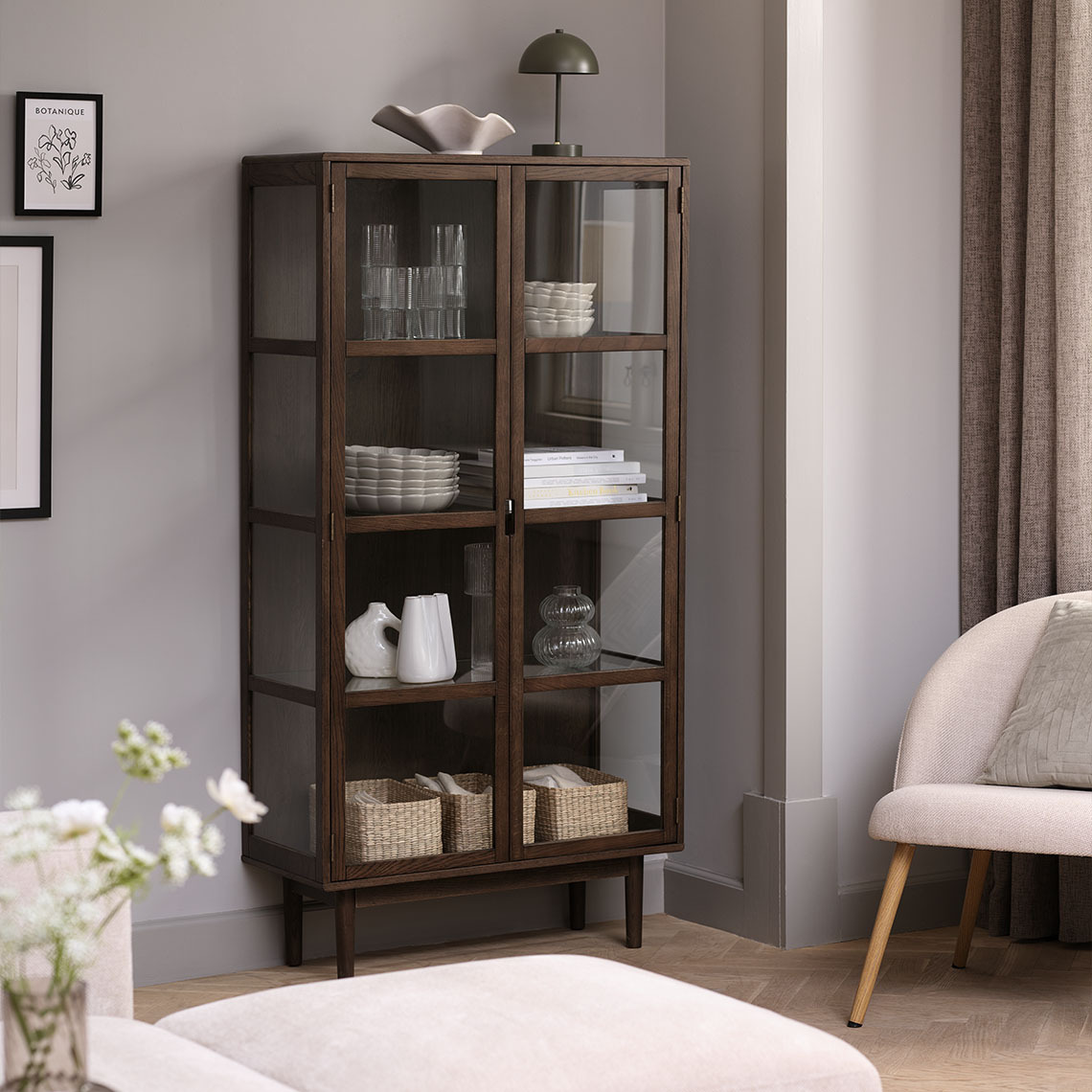 Ψηλή βιτρίνα κατασκευασμένη από FSC-πιστοποιημένη μασίφ δρυ και καπλαμά δρυός σε σκούρο χρώμα