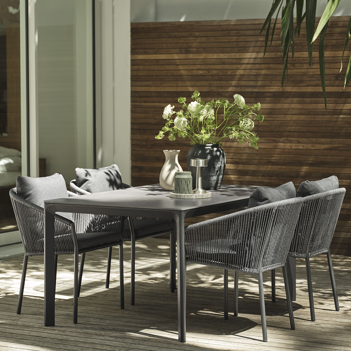 Τραπέζι κήπου και καρέκλες κήπου 