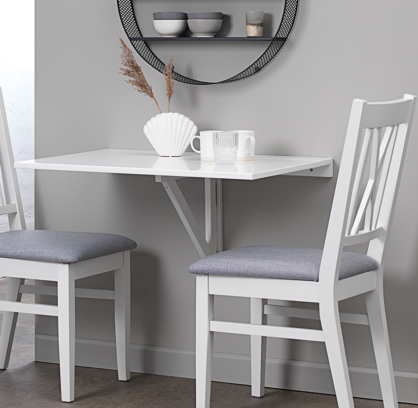 Λευκό αναδιπλούμενο τραπέζι τοίχου και δύο καρέκλες τραπεζαρίας