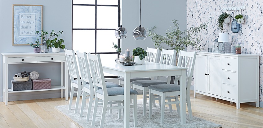 Τραπεζαρία με τραπέζι, καρέκλες, κονσόλα και μπουφέ σε λευκό χρώμα