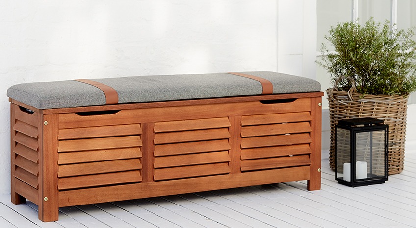 KARLBY αποθηκευτικό κουτί κήπου, HALEMEJSE φανάρι και SANSEBIE γλάστρα Αποθηκευτικό κουτί κήπου από ξύλο με μαξιλάρι, φανάρι κήπου & γλάστρα