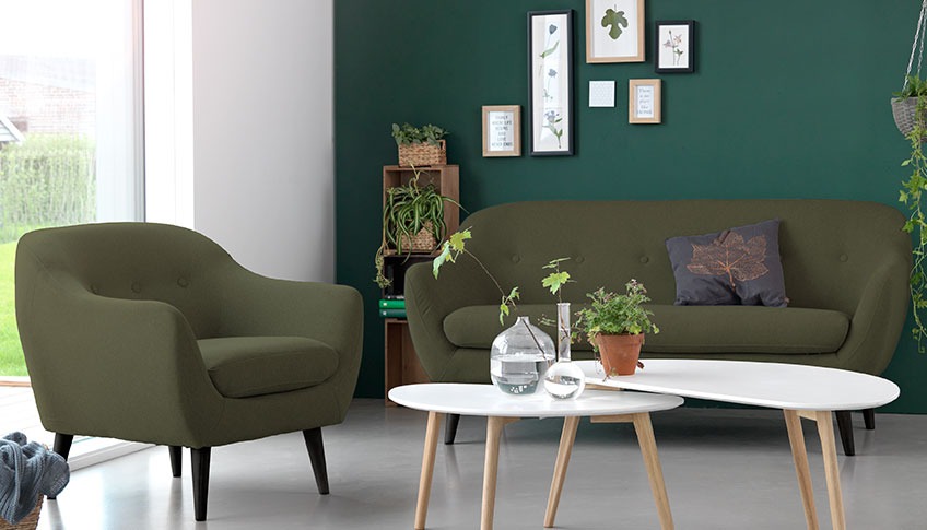 Καθιστικό με πράσινο βελούδινο καναπέ, πολυθρόνα & τραπεζάκια σαλονιού