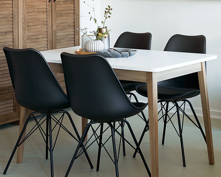 Μαύρες καρέκλες τραπεζαρίας με τραπέζι σε λευκό/δρύινο χρώμα