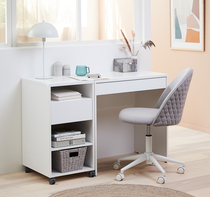 Γραφείο και συρταριέρα γραφείου σε λευκό χρώμα, και καρέκλα γραφείου με ροδάκια