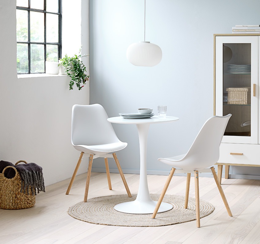 Στρογγυλό τραπέζι και δύο καρέκλες τραπεζαρίας σε λευκό χρώμα