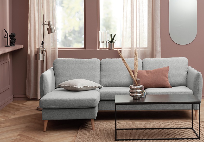 Γωνιακός καναπές με σεζλόνγκ στα αριστερά, σε ανοιχτό γκρι χρώμα 