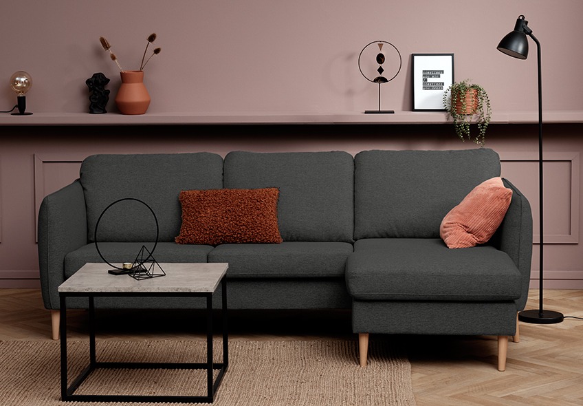 Γωνιακός καναπές με σεζλόνγκ στα δεξιά, σε σκούρο γκρι χρώμα 