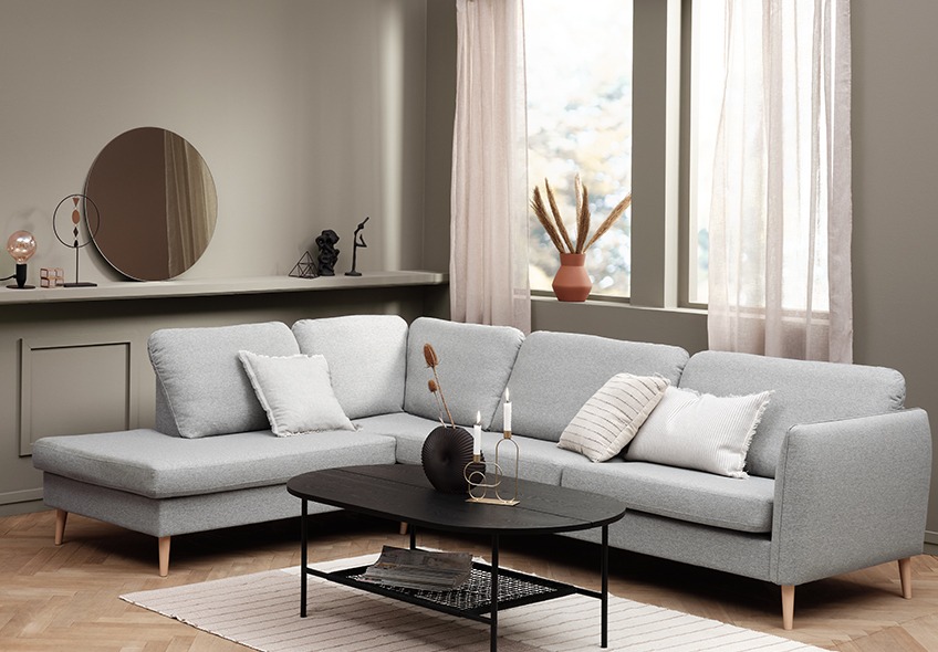 Καθιστικό με μεγάλο γωνιακό καναπέ σε ανοιχτό γκρι χρώμα με σεζλόνγκ & τραπεζάκι σαλονιού