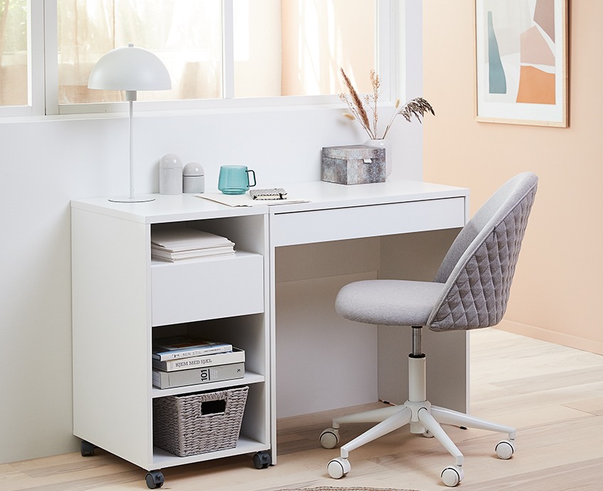 Πρόταση για γραφείο στο σπίτι με γραφείο και καρέκλα γραφείου σε Σκανδιναβικό μίνιμαλ στυλ