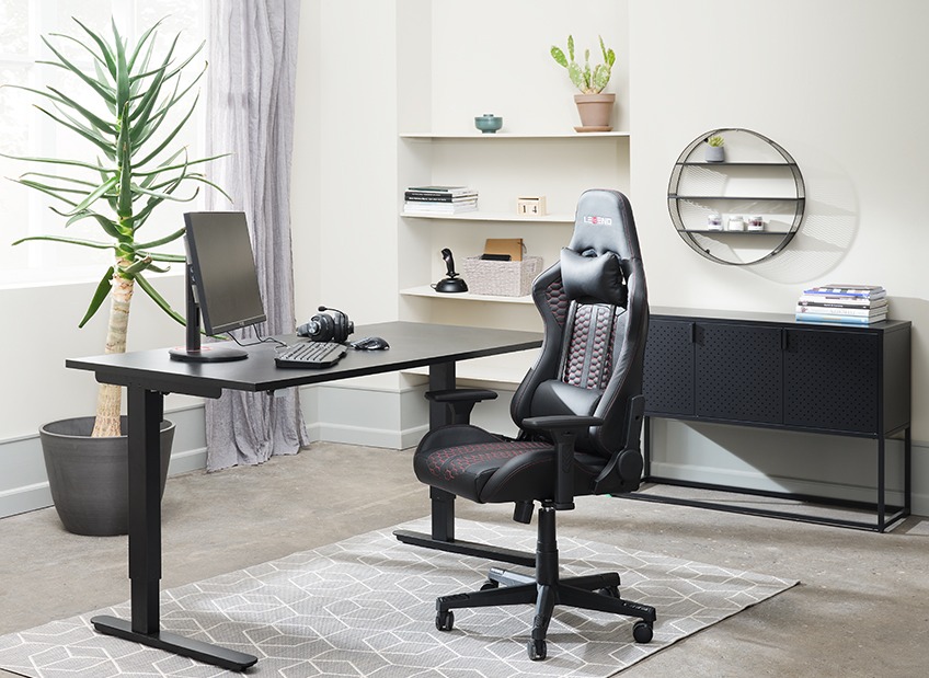 Home office με ρυθμιζόμενο γραφείο και gaming καρέκλα