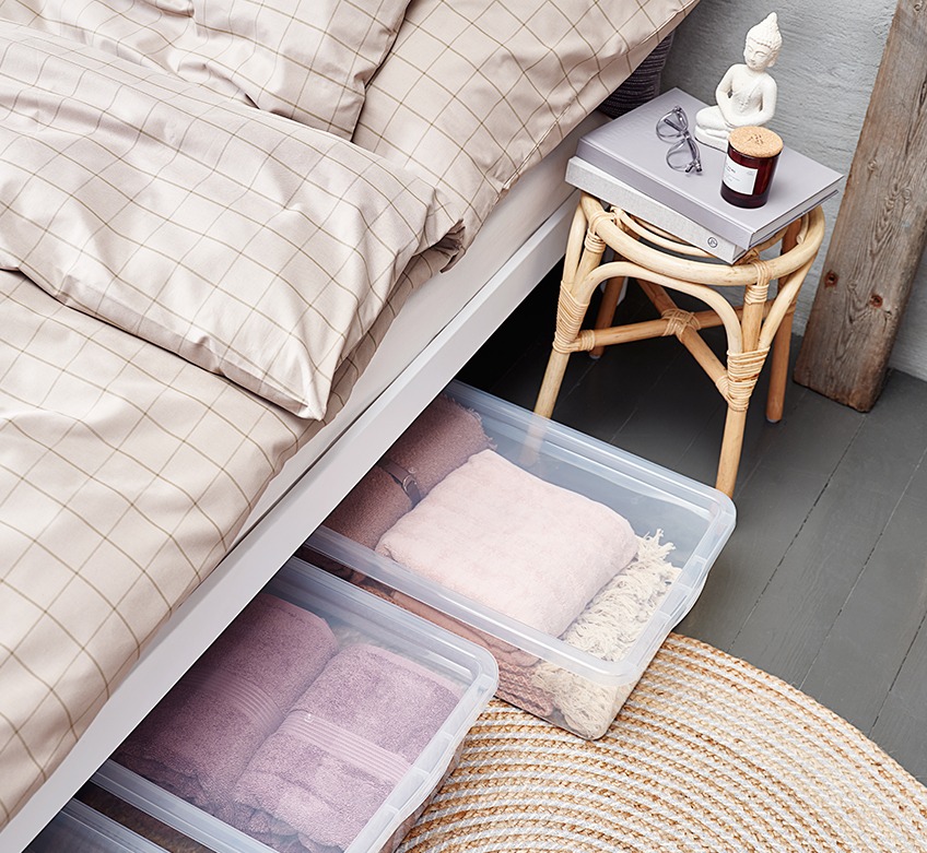 Κρεβάτι στρωμένο με χακί παπλωματοθήκη & αποθηκευτικά κουτιά κρεβατιού