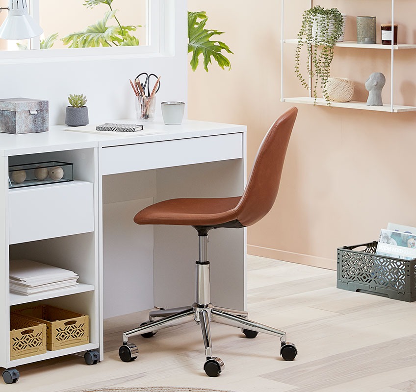 Ένα διακοσμημένο γραφείο και μια καρέκλα γραφείου