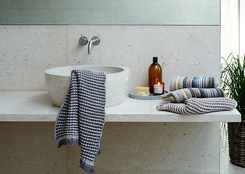 Πετσέτες μπάνιου & πετσέτες χεριών στο νιπτήρα του μπάνιου