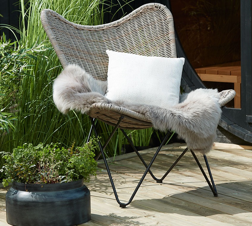 Καρέκλα σαλονιού κήπου από ρατάν με διακοσμητικό μαξιλάρι και απομίμηση δέρματος