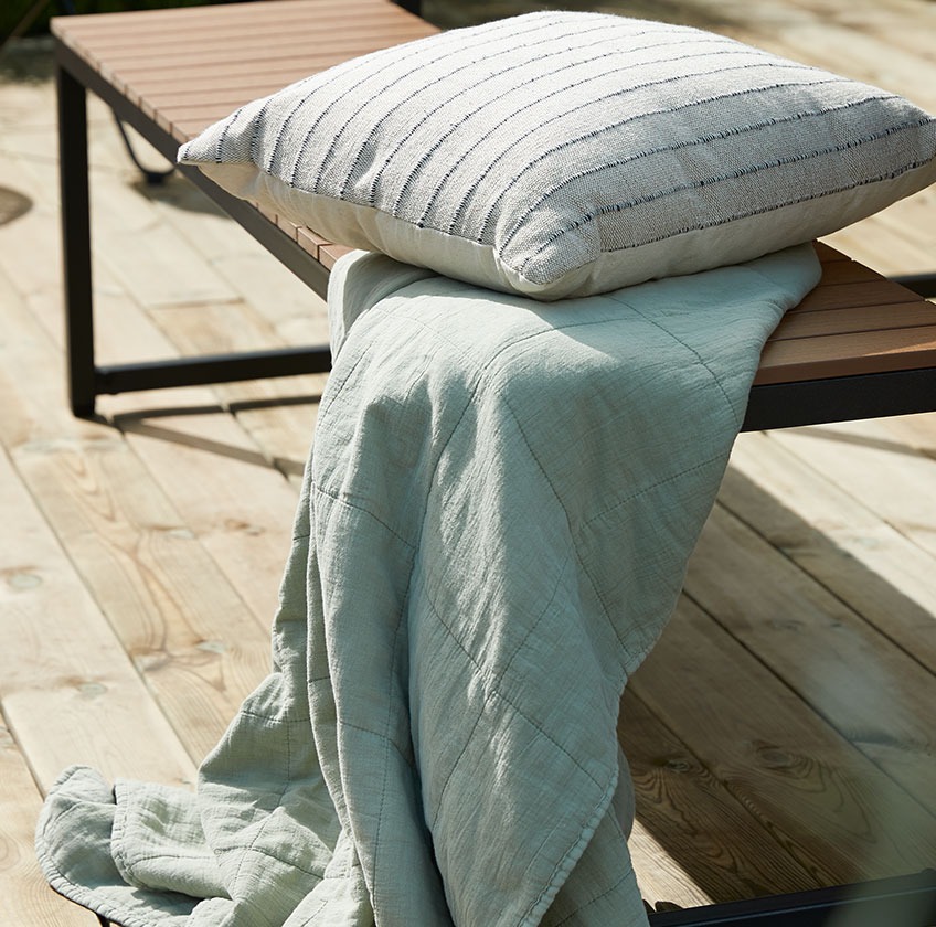 Ξύλινο παγκάκι κήπου με διακοσμητικό μαξιλάρι και ριχτάρι