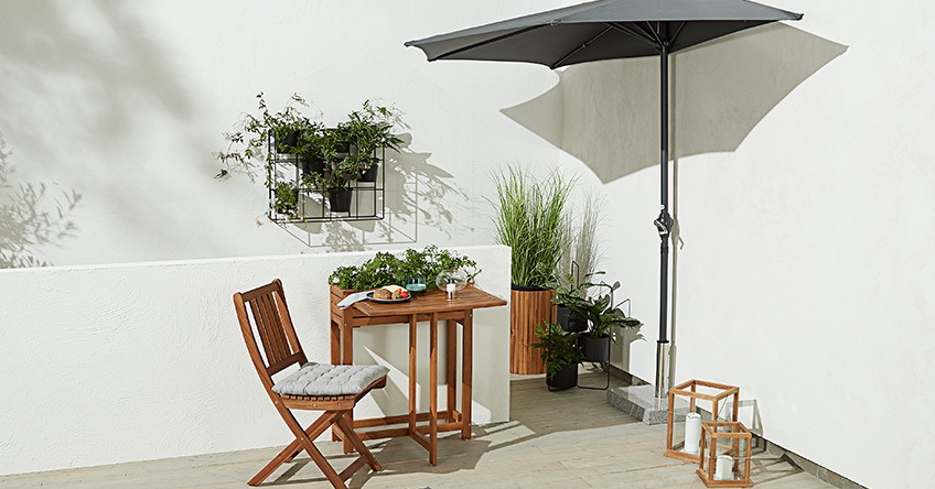 Αίθριο με τραπέζι κήπου που κλείνει, γλάστρες, φαναράκια κήπου & ομπρέλα μπαλκονιού