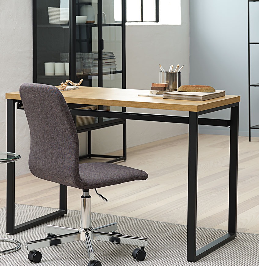Γραφείο με μεταλλικά πόδια και γκρι καρέκλα γραφείου