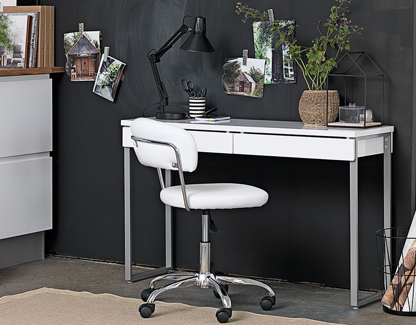 Μικρό, λευκό γραφείο με συρτάρια και λευκή καρέκλα γραφείου